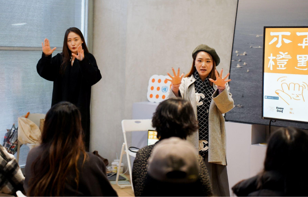 Peng Linqian (right)  introduces the app. ©UNFPA China