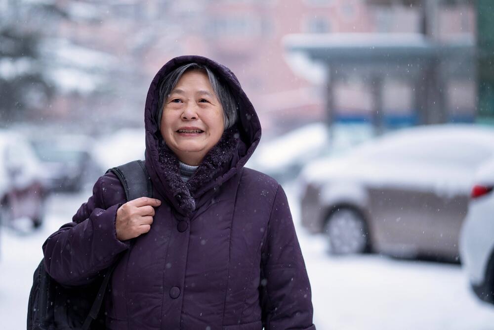 郑真真漫步于下雪的北京。/ ©联合国人口基金驻华代表处/梁思