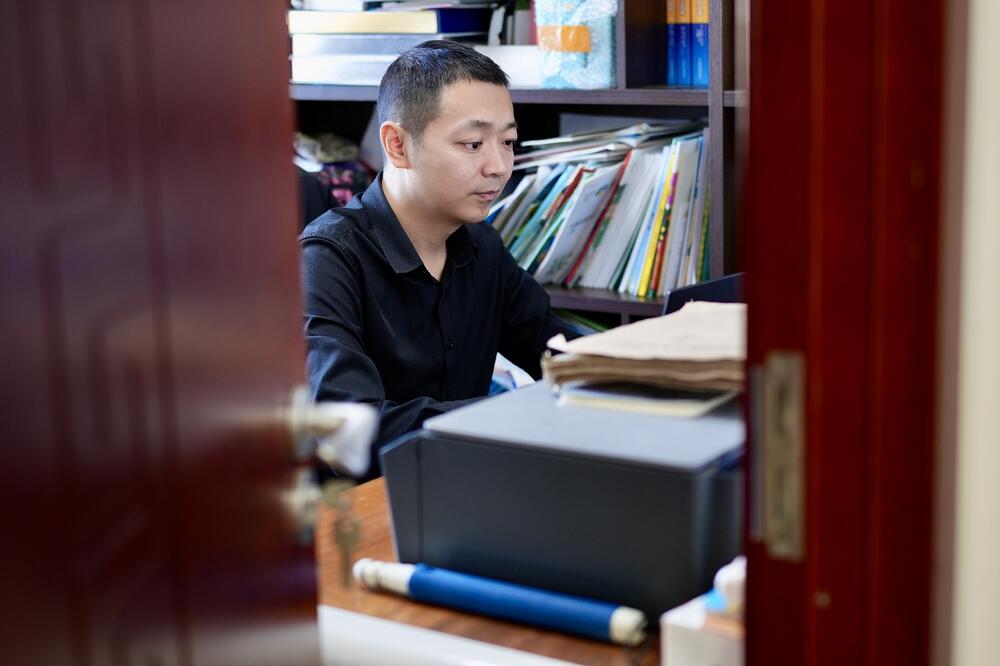 Cai Cong works in front of his computer. ©UNFPA China/Liang Si