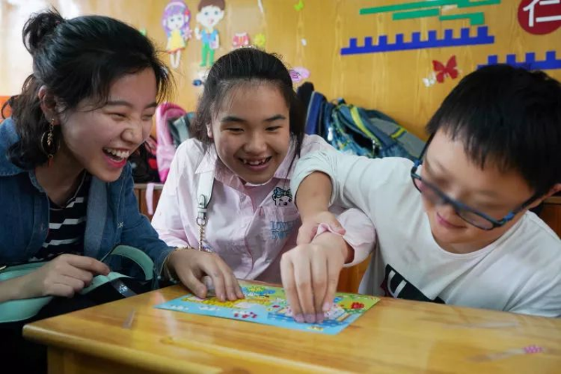 Zhou Wenqing participates as a lecturer for visually impaired university students. ©Golden Cane