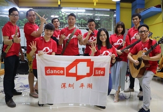 Hu Lan (third to the left) launched China’s first Dance4Life young pioneer band  for promoting youth sexual and reproductive health.