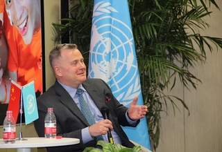 联合国人口基金亚太区域办主任安德森在北京大学医学部回答青年学生问题。图片：联合国人口基金驻华代表处