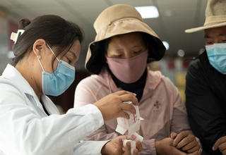 青海玉树，藏族医生才仁桑吉（左）正在指导一对夫妇孕期服用叶酸