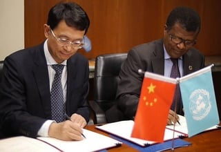 Deng Boqing, Vice-Chair of the China International Development Cooperation Agency, and UNFPA Deputy Executive Director Dereje Wordofa signed the agreement at UNFPA Headquarters in New York on 29 October 2018. © UNFPA/Tara Milutis