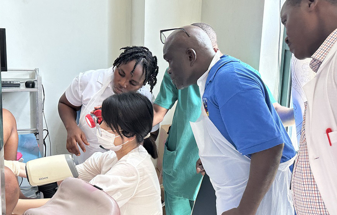2023年7月，来自中国和塞拉利昂的医生在位于朱伊镇的中塞友好医院进行宫颈癌筛查。图片来源：湖南省妇幼保健院