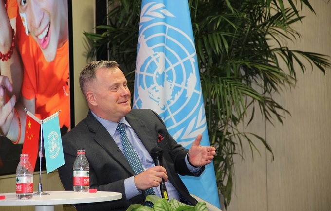 联合国人口基金亚太区域办主任安德森在北京大学医学部回答青年学生问题。图片：联合国人口基金驻华代表处