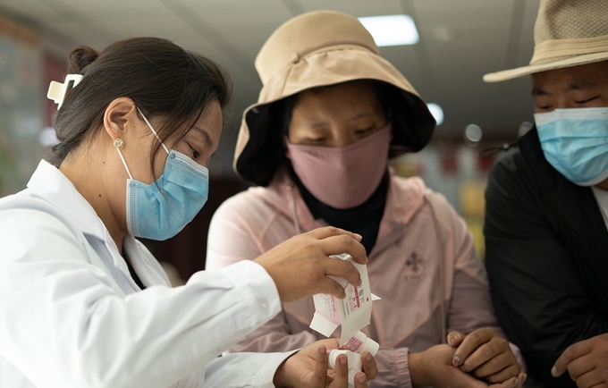 青海玉树，藏族医生才仁桑吉（左）正在指导一对夫妇孕期服用叶酸