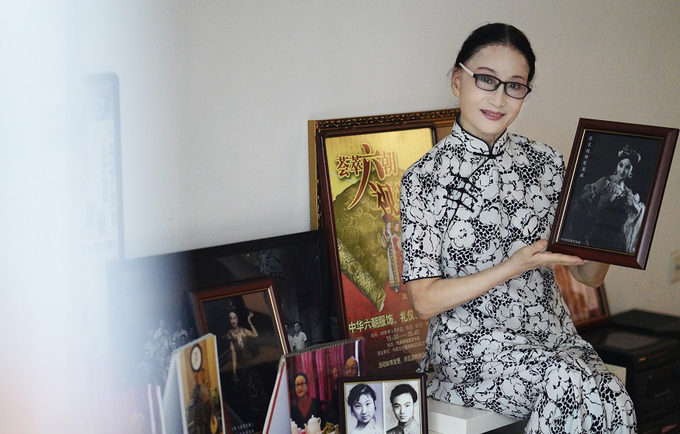 Zhang Jingdi shows a picture of herself playing Yingniang in the national dance drama Silk Road when she was young.©UNFPA China/