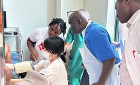 2023年7月，来自中国和塞拉利昂的医生在位于朱伊镇的中塞友好医院进行宫颈癌筛查。图片来源：湖南省妇幼保健院