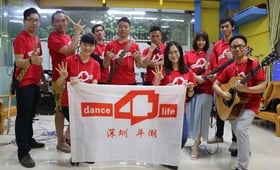   胡岚（左三）发起成立中国首个“生命之舞”青年先锋乐队推动青少年性健康和生殖健康。