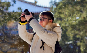 Photography is one hobby of He Yiqi. He likes to walk around and take pictures on his travels to record the beauty he sees.©UNFP