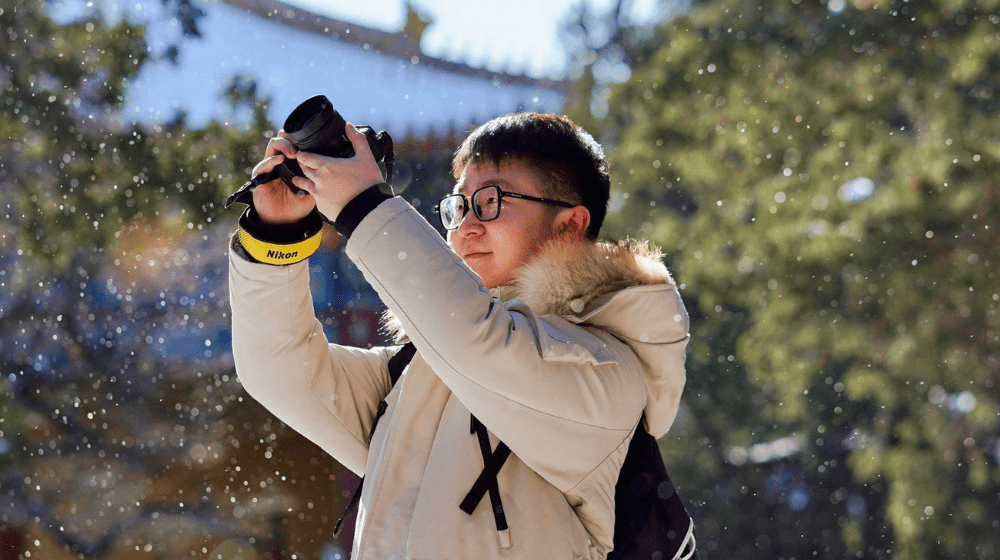 Photography is one hobby of He Yiqi. He likes to walk around and take pictures on his travels to record the beauty he sees.©UNFPA China/Liang Si