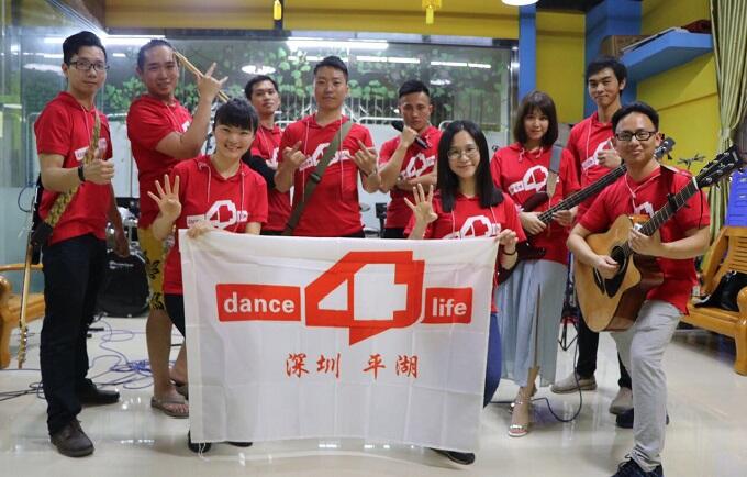 Hu Lan (third to the left) launched China’s first Dance4Life young pioneer band  for promoting youth sexual and reproductive health.