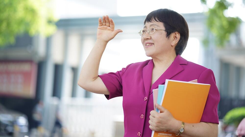 Liu Wenli exits a Beijing middle school after delivering a lecture on adolescent sexuality education to parents. ©UNFPA China/Li