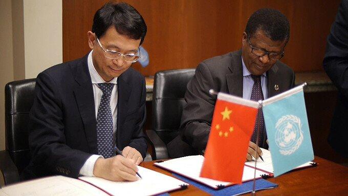 Deng Boqing, Vice-Chair of the China International Development Cooperation Agency, and UNFPA Deputy Executive Director Dereje Wordofa signed the agreement at UNFPA Headquarters in New York on 29 October 2018. © UNFPA/Tara Milutis