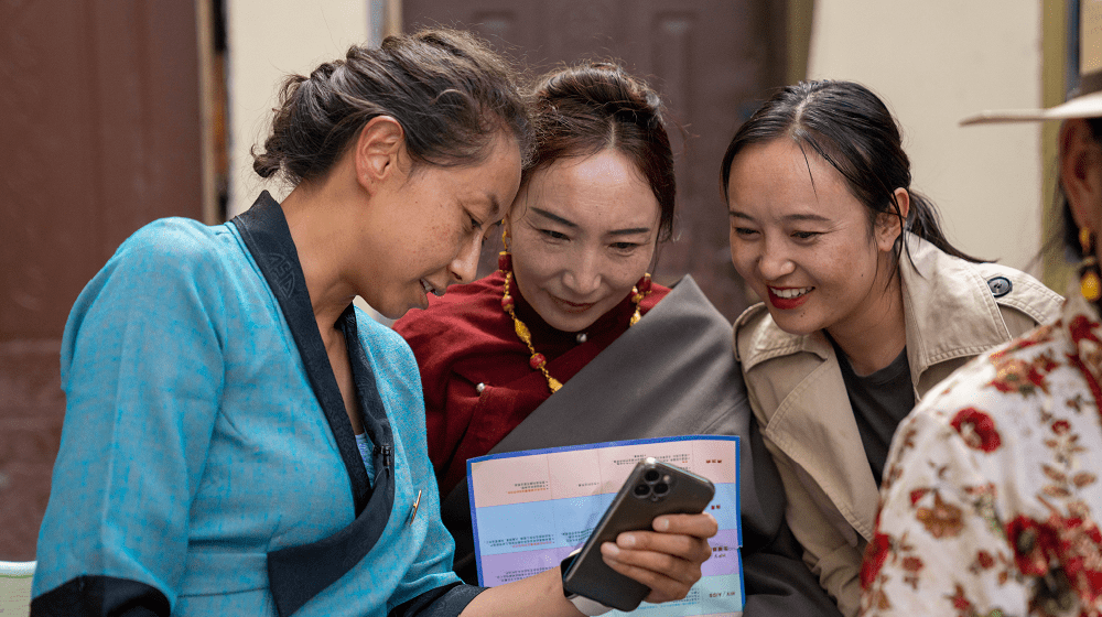 Tseyongjee (left) shows local women how to use smartphones to learn health knowledge online. ©UNFPA China/Wang Ziqi